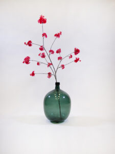 bloesem cerise in groene vaas